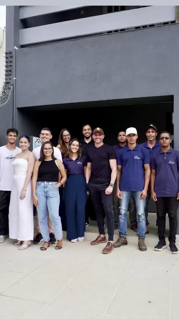 Equipe HomeLife em frente à sede
