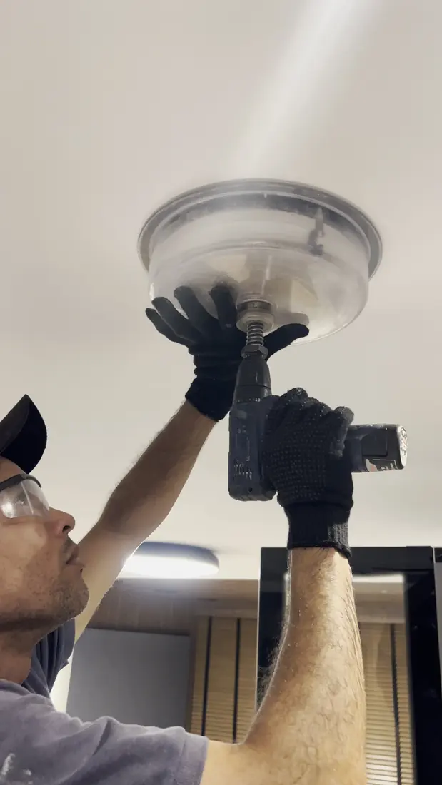 Técnico da HomeLife furando forro com coletor de pó