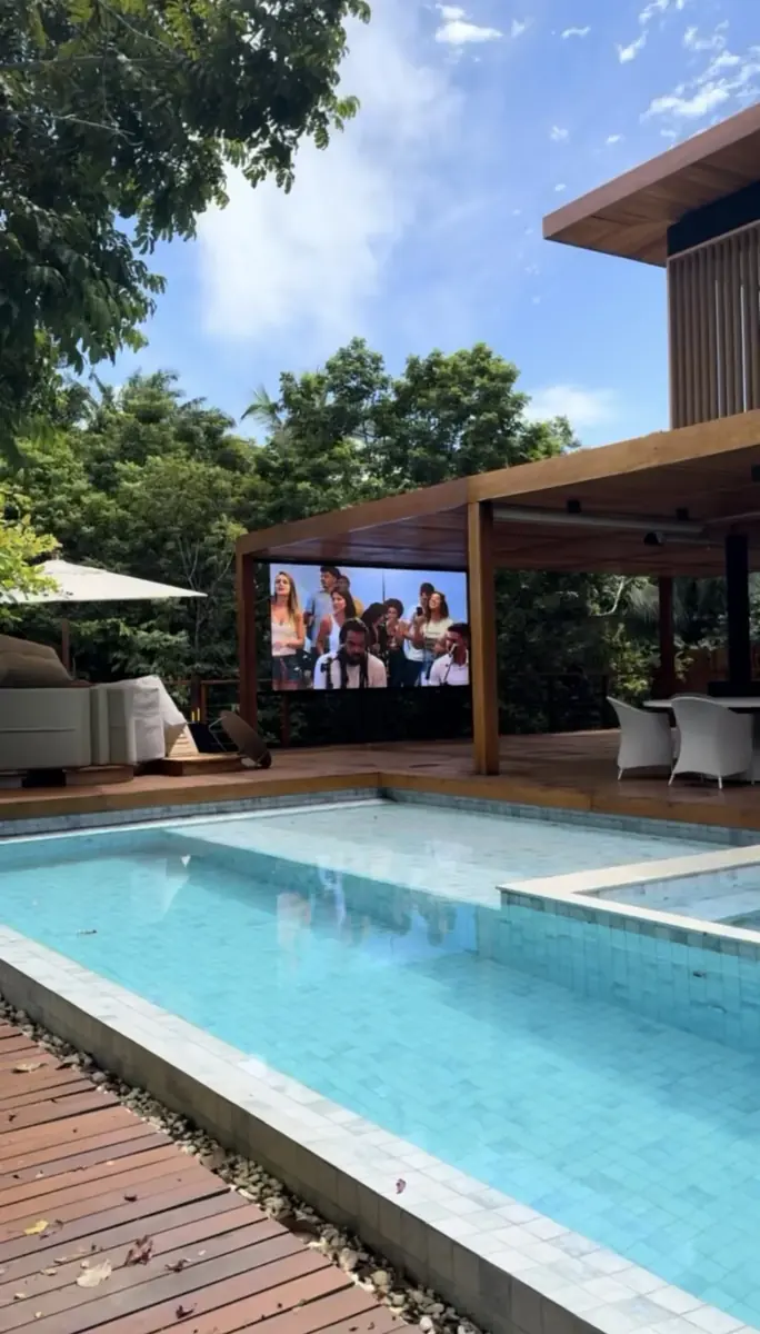 Painel de LED instalado em deck ao lado da piscina