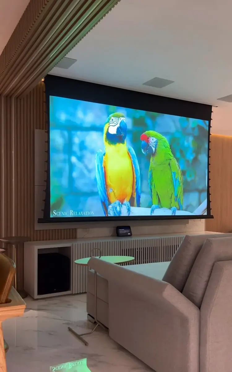 Sala de home cinema com tela de projeção