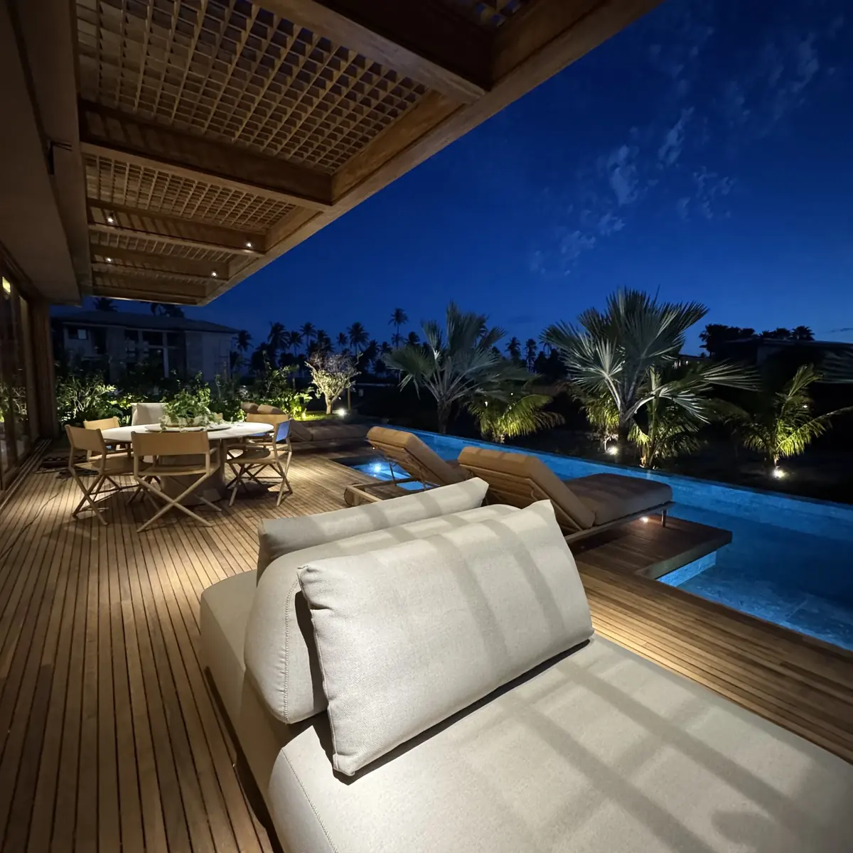 Rooftop com piscina e iluminação noturna