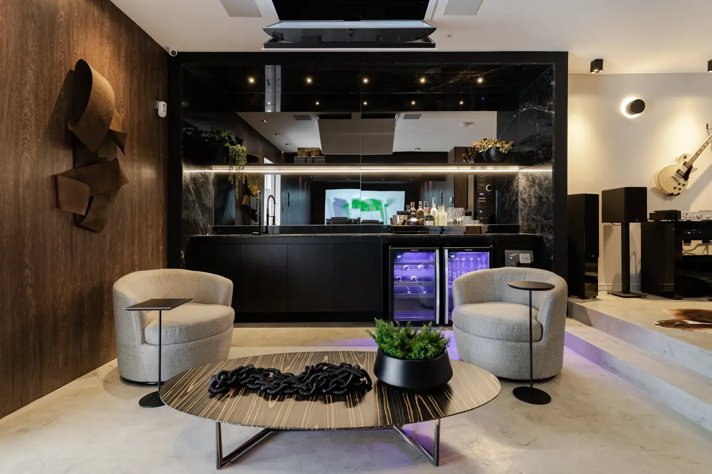 Bar e lounge do showroom HomeLife com TV motorizada no teto