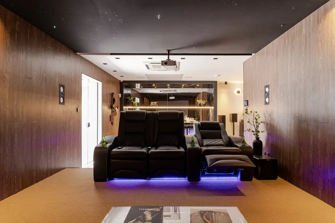 Sala de cinema do showroom com poltronas reclináveis e teto estrelado